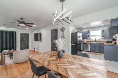 Farm House - 1 min to Integris/State Fair/downtown