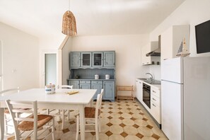 Jääkaappi, uuni, liesi, keittoastiat/astiat/ruokailuvälineet