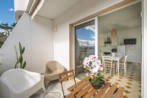 Outdoor dining - Holiday Home 'Blue Bay Lux' with Balcony (Torre Lapillo)