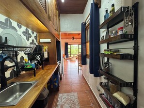 Cafetera o tetera, frigorífico, horno y placa de cocina