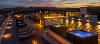 Relax and unwind: your oasis with pool and jacuzzi