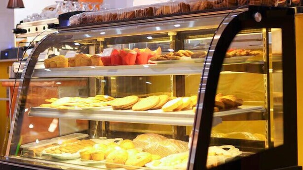 Une vitrine de boulangerie présentant diverses pâtisseries et viennoiseries.