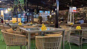 Un magasin d’ameublement où l’on peut admirer des tables et des chaises en osier, dont certaines sont dotées de coussins.