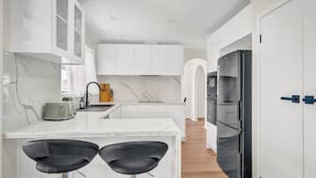 Refrigerador, microondas, horno y parrilla de estufa