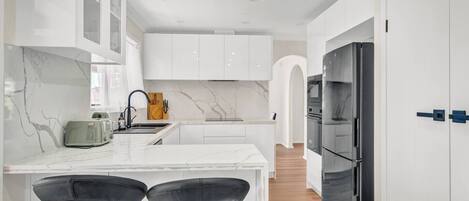 Réfrigérateur, four à micro-ondes, un four, surface de cuisson