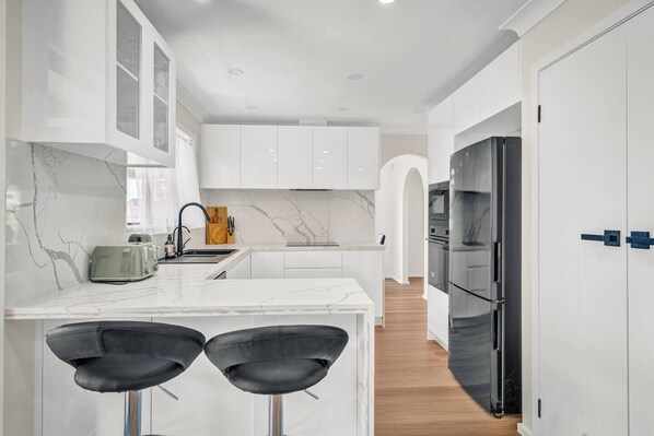 Réfrigérateur, micro-ondes, four, plaque de cuisson