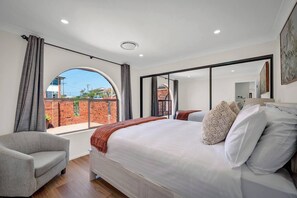 3 chambres, fer et planche à repasser, Wi-Fi, draps fournis