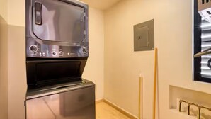 Eine kleine Küche mit eingebautem Backofen und Mikrowelle.