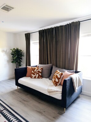 Smart TV, chimenea y estéreo 