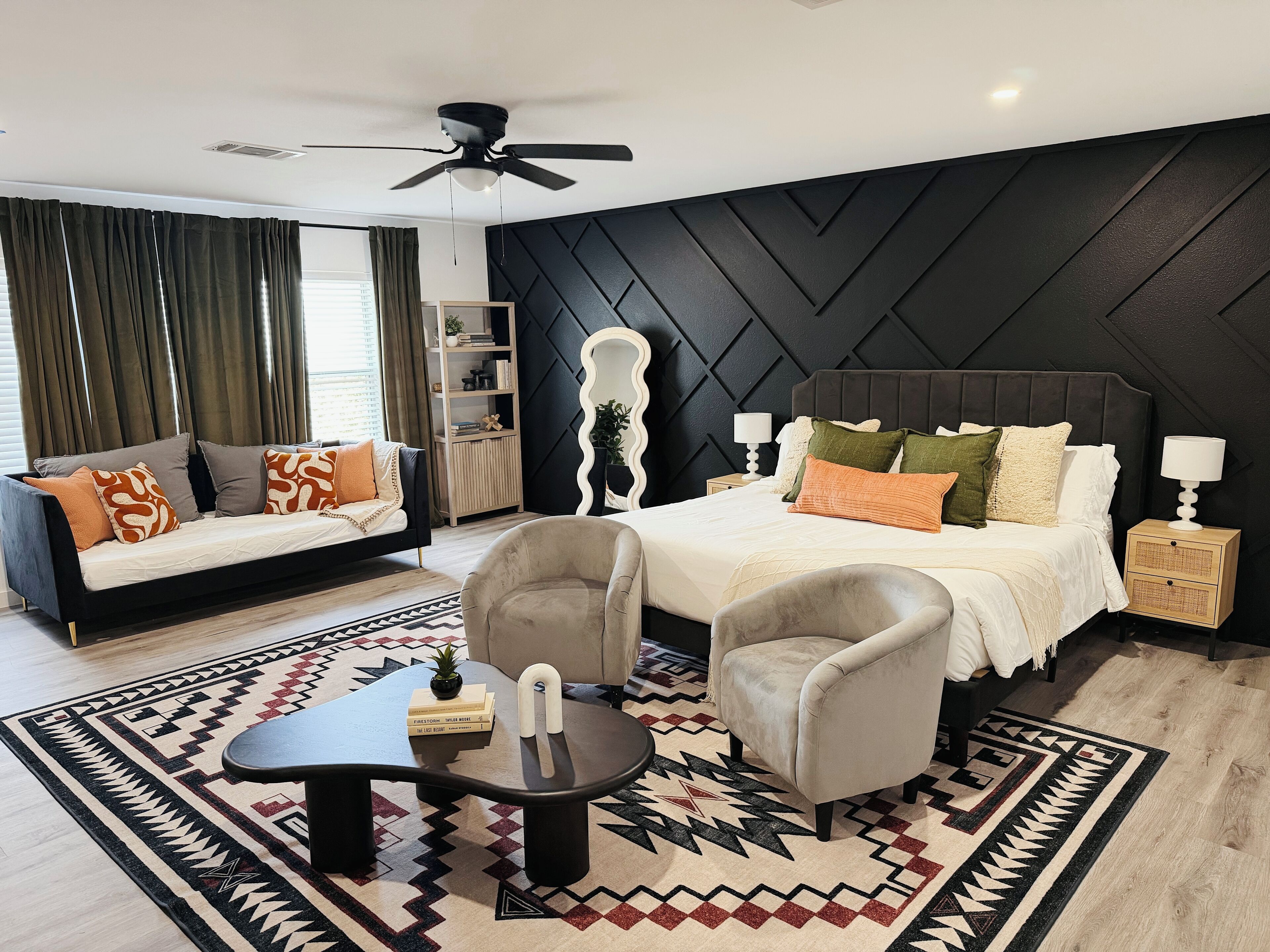 5 makuuhuonetta, työpöytä, silitysrauta/-lauta, vauvan matkasänky