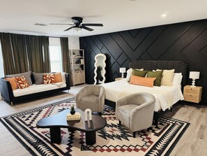 5 habitaciones, escritorio y tabla de planchar con plancha 