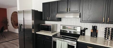 Refrigerador, microondas, horno y parrilla de estufa