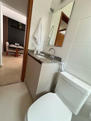 Douche, articles de toilette gratuits, sèche-cheveux