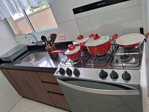 Basic Apartment | Private kitchen | Microwave, oven, stovetop, cookware/dishes/utensils