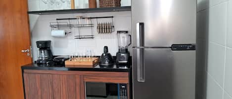 Apartament bàsic | Cuina privada | Microones, forn i placa de cuina