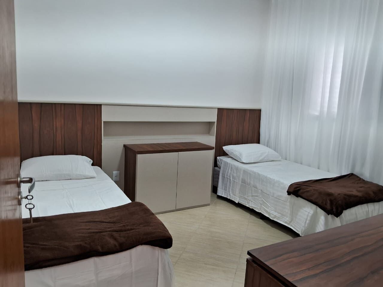 Departamento básico | Escritorio, espacio para trabajar con laptop y cortinas blackout 