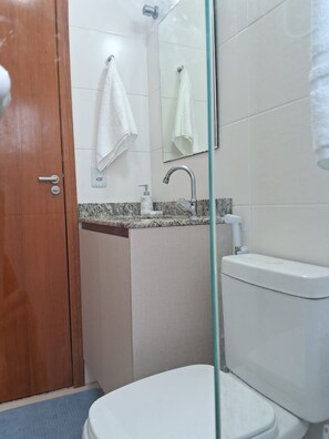 Familienapartment | Badezimmer | Dusche, kostenlose Toilettenartikel, Haartrockner, Handtücher