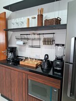 Microondas, horno, placa de cocina, utensilios de cocina
