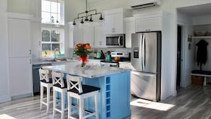 Private kitchen - Blue Horizon Cottage – Steps From Private Beach, Family-Friendly Coastal Retreat (Prince Edward Island)