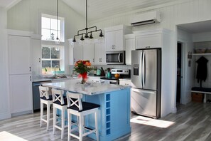 Fridge, microwave, oven, stovetop - Blue Horizon Cottage – Steps From Private Beach, Family-Friendly Coastal Retreat (Prince Edward Island)