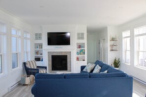 Smart TV, fireplace, books - Blue Horizon Cottage – Steps From Private Beach, Family-Friendly Coastal Retreat (Prince Edward Island)