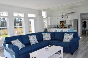 Smart TV, fireplace, books - Blue Horizon Cottage – Steps From Private Beach, Family-Friendly Coastal Retreat (Prince Edward Island)