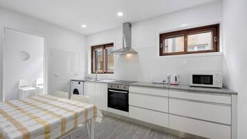 Frigorífico, microondas, horno y placa de cocina