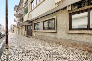 Exterior detail - Apartment 'Furadouro 2 with Sea View' with Sea View, Balcony and Wi-Fi (Ovar)