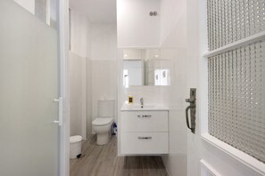 Shower, towels - Apartment 'Furadouro 2 with Sea View' with Sea View, Balcony and Wi-Fi (Ovar)