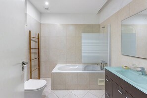 Shower, towels - Apartment 'Furadouro 30 Meters from the Beach' with Wi-Fi and Air Conditioning (Ovar)