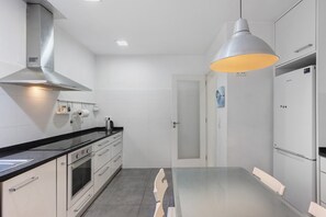 Fridge, microwave, oven, stovetop - Apartment 'Furadouro 30 Meters from the Beach' with Wi-Fi and Air Conditioning (Ovar)