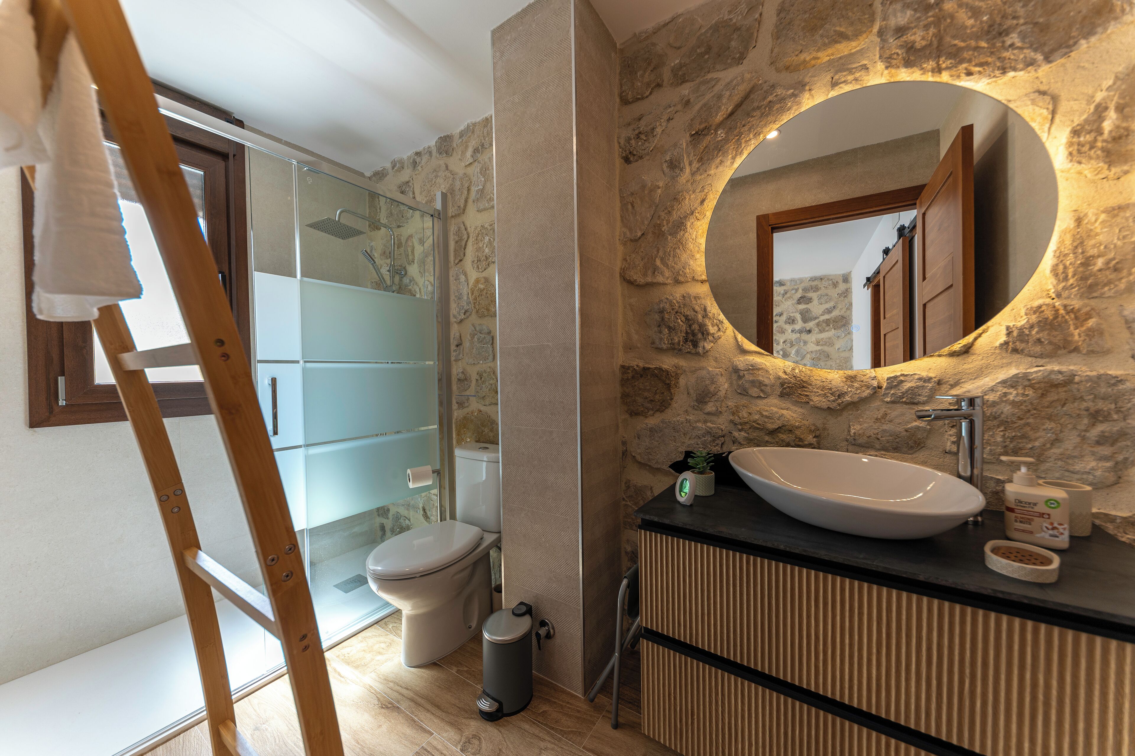 Suihku, hiustenkuivaaja, pyyhkeet, saippua