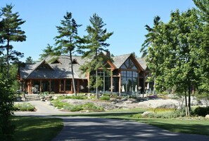 Exterior - Charming 3-bedroom condo on Lake Joseph with Golf Course (Parry Sound)