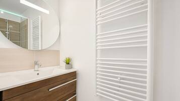 Apartment | Bathroom | Free toiletries, hair dryer, towels, soap