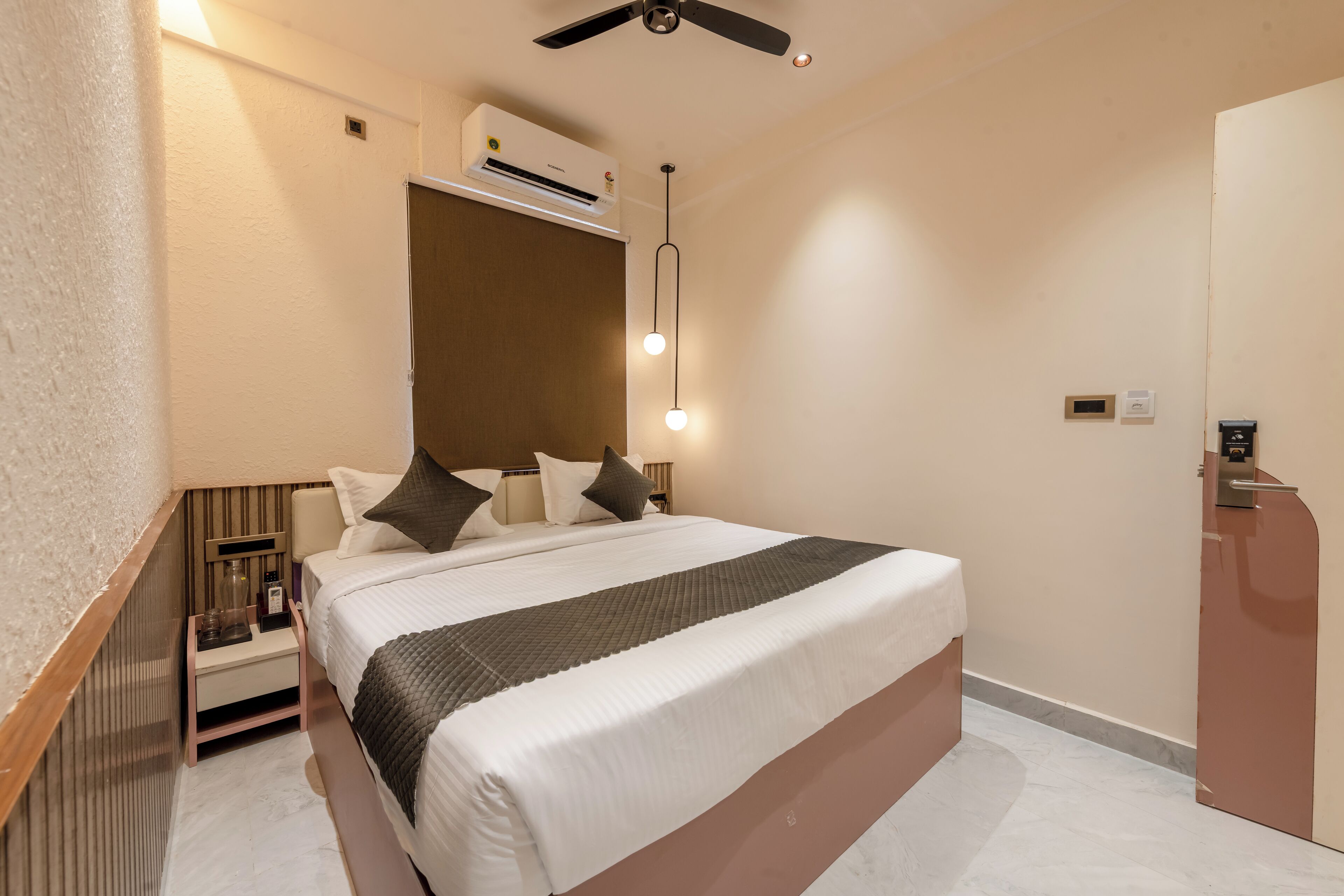 Deluxe Double Room | Desk, laptop workspace, iron/ironing board, rollaway beds