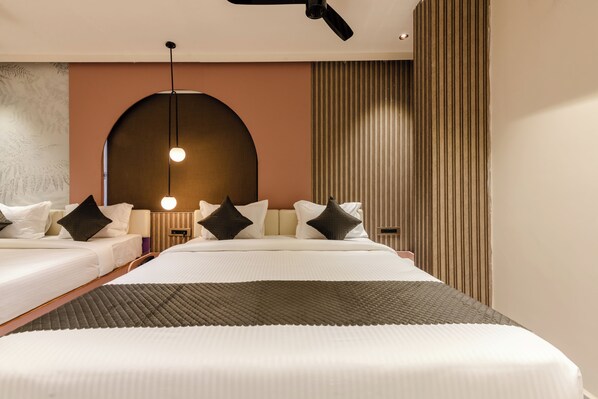 مكتب ومساحة عمل للكمبيوتر المحمول ومكواة/لوح كي وأسرّة قابلة للطي