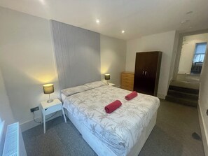 1 soverom, strykejern/-brett, wi-fi og sengetøy