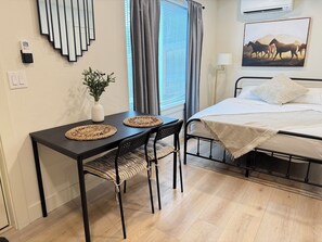 1 habitación, tabla de planchar con plancha, internet y ropa de cama