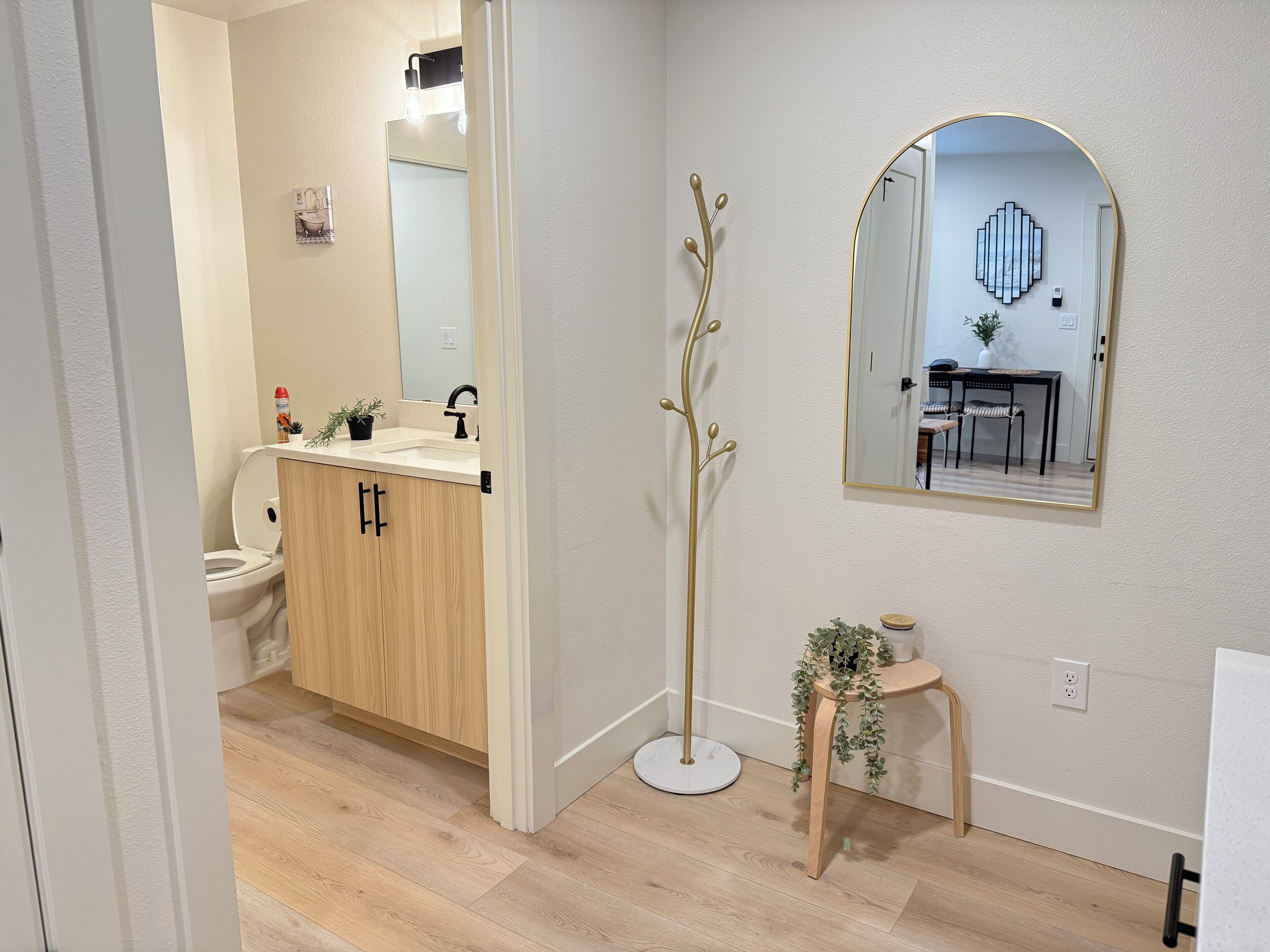 Dusch, hårtork, handdukar och tvål