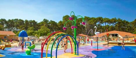 2 outdoor pools, sun loungers