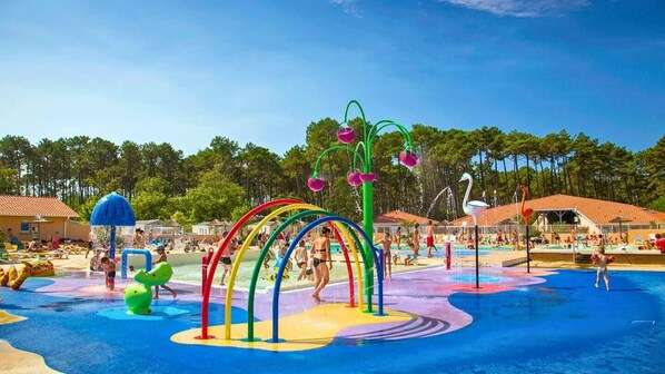 2 kolam renang outdoor, dengan kursi berjemur