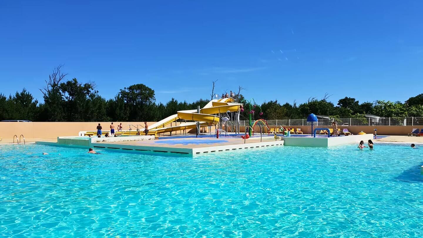 2 outdoor pools, sun loungers