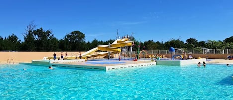 2 piscinas al aire libre, sillones reclinables de piscina