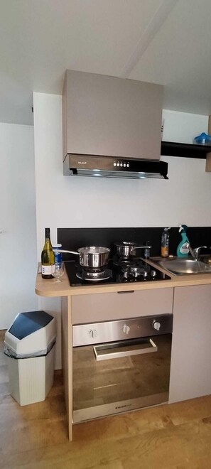 Casa rodante Confort, vista al parque | Cocina privada | Periquera y comedor 