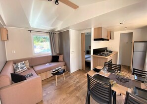 Casa rodante Confort, vista al parque | Área de sala de estar | Televisión LED de 32 pulgadas con canales digitales 