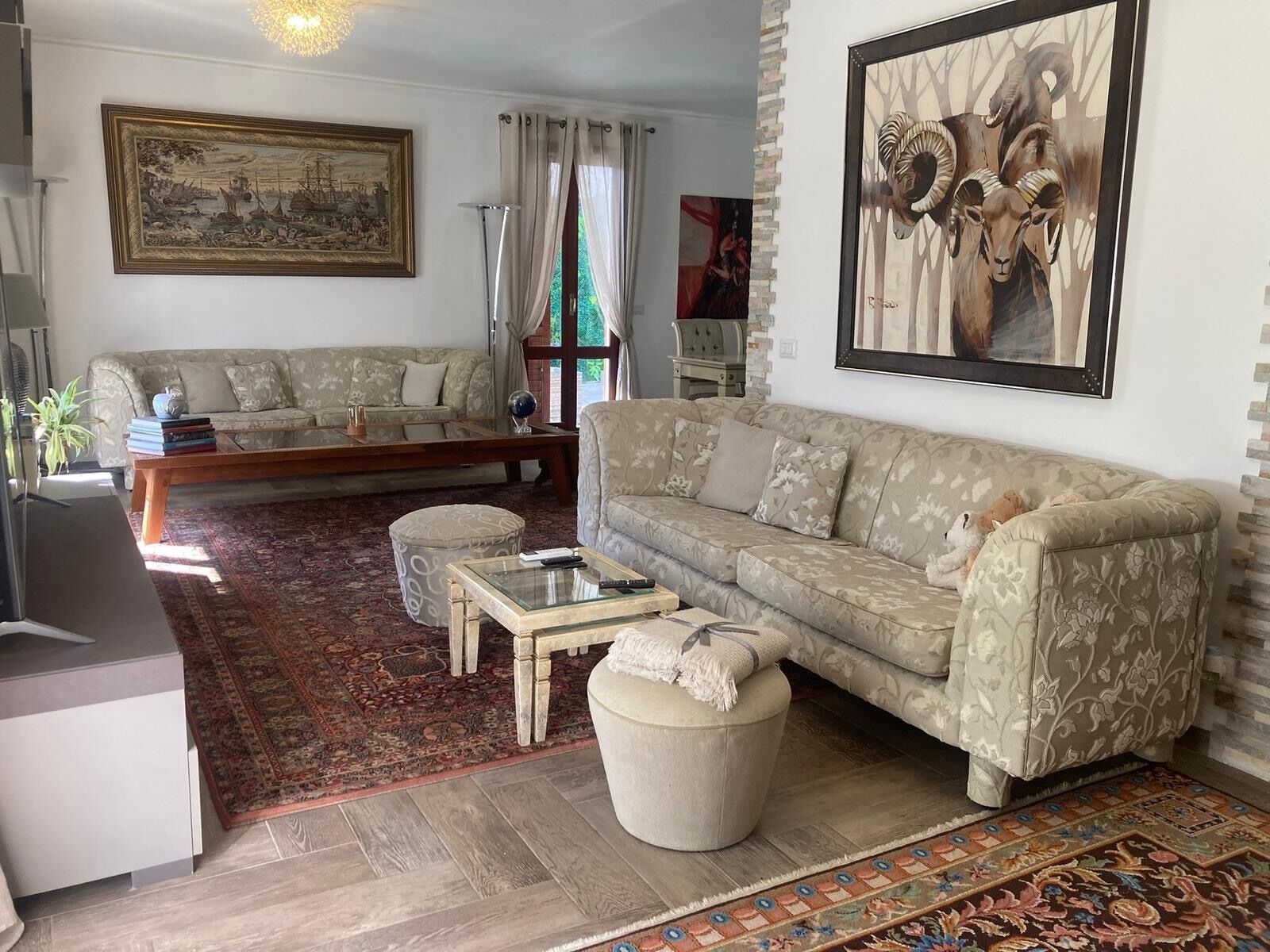 Smart-TV, Tischtennisplatte, Bücher