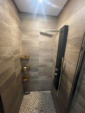 Een douche, een haardroger, handdoeken, zeep