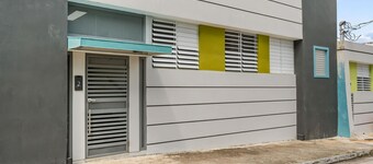 Modern 2 BR Apt Great Location Smart TV AC