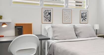 Modern 2 BR Apt Great Location Smart TV AC