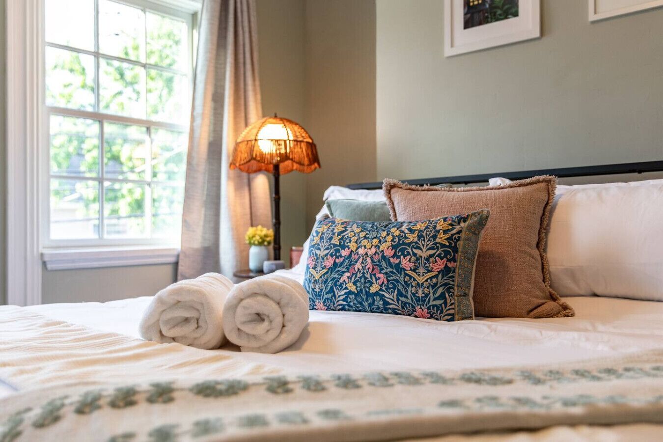 2 habitaciones, escritorio y tabla de planchar con plancha 